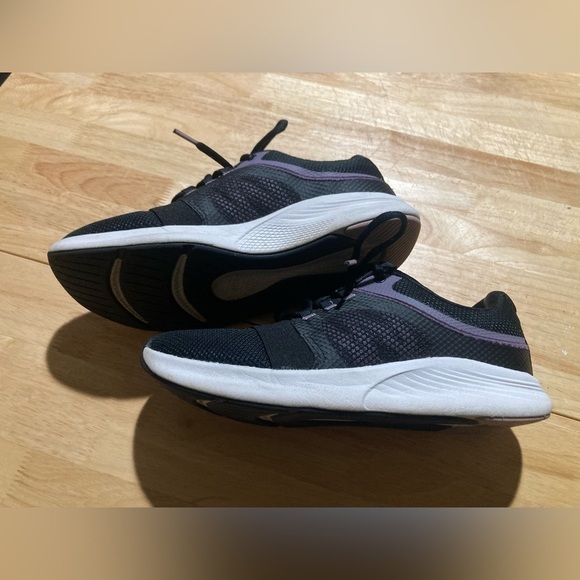 Under Armour sneakers in size 7.5 in EUC. Black & white with purple accents - Picture 8 of 8